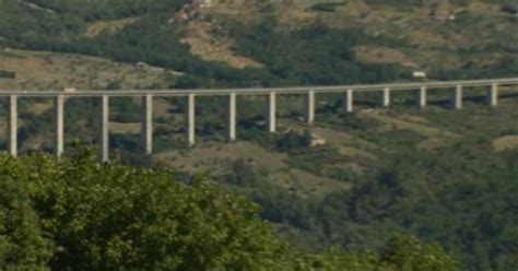 vista di un quartiere urbano con un viadotto