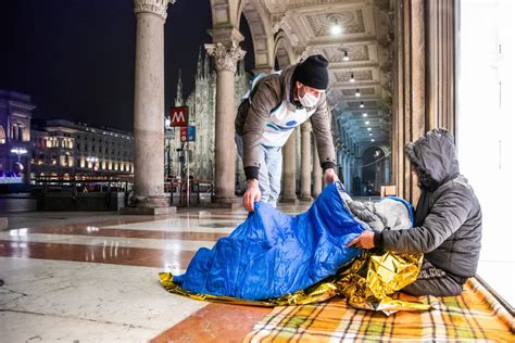 illustrazione di un centro di accoglienza per senzatetto con persone in fila per il cibo