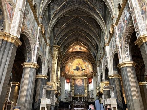 Interno della Cattedrale di Cremona con affreschi e illuminazione