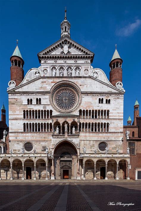 Foto comparativa: Cattedrale di Cremona illuminata negli anni '90 e oggi