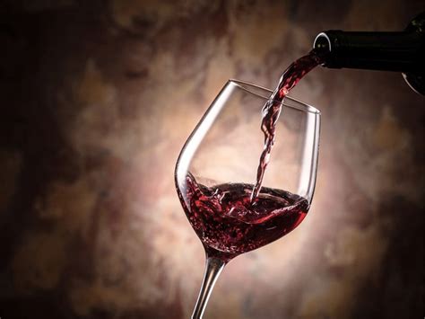 Foto ravvicinata di un calice di vino rosso Aglianico Nativ con dettagli del colore intenso
