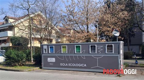 Foto di donna in bikini su isola ecologica, con sfondo di rifiuti o porto