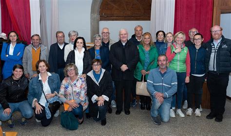 Foto di Don Luciano Volpe con gruppi parrocchiali o durante attività di solidarietà