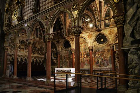 Interno della Basilica di Sant'Antonio a Padova con accenno all'arte
