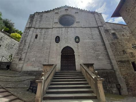 Facciata della Cattedrale di Gubbio con portale a sesto acuto e finestra decorata