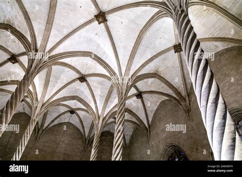 Dettaglio interno della Cattedrale di Gubbio con archi ogivali e soffitto a capriate