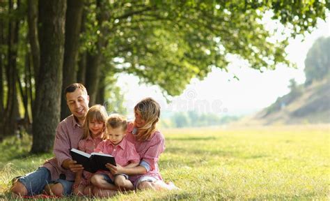 Famiglia che legge la Bibbia con i figli, un ambiente di riverenza e apprendimento