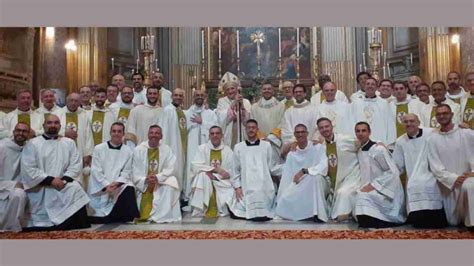 Sacerdoti missionari in Etiopia mentre filtrano l'acqua