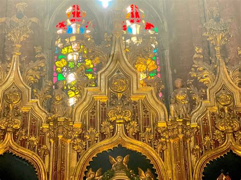 Dettaglio del trono e della vegetazione nella 