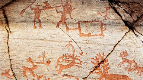 Particolare del manto della Vergine con le incisioni di fiori e lettere gotiche