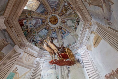 Foto di una cappella interna di un Sacro Monte, in particolare evidenza artistica