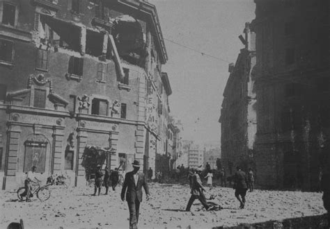 Foto storica dei danni a Piazza Castello dopo il bombardamento del 1943