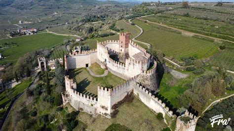 Foto del Castello di Valperga con i vigneti circostanti