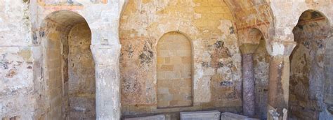 Interno della Cripta Bizantina di Sant'Onofrio con affreschi