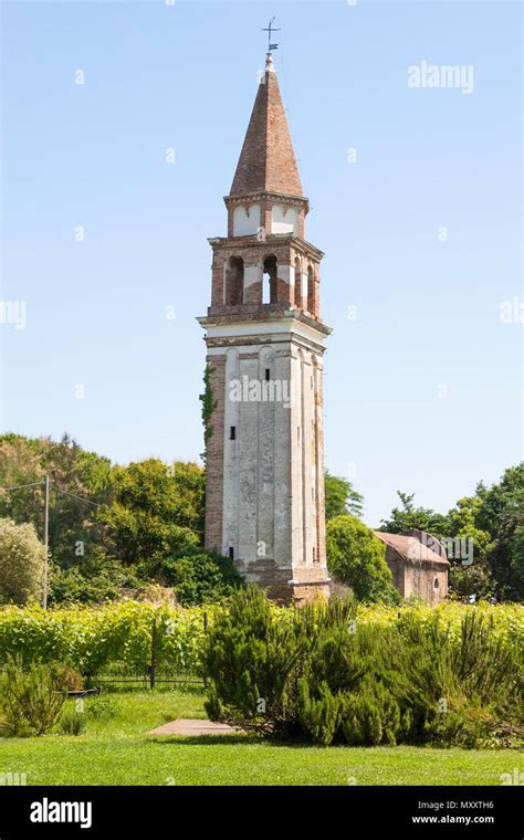 La maestosa torre campanaria barocca del Monastero