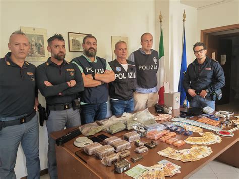Foto segnaletica o rappresentazione di spacciatori arrestati