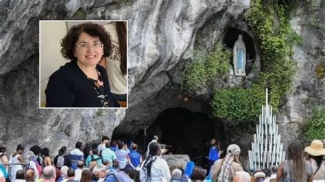 Pellegrini che si recano alle piscine di Lourdes o alle fontane