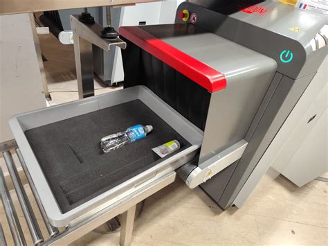 Scanner aeroportuali di ultima generazione che mostrano il controllo dei bagagli