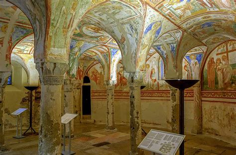 Dettaglio degli affreschi nella cripta romanica di Marienberg