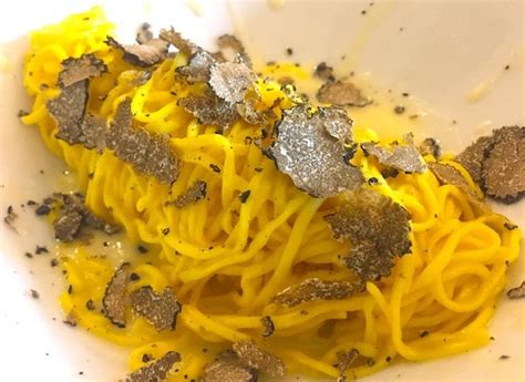 Piatto di pasta con tartufo fresco grattugiato