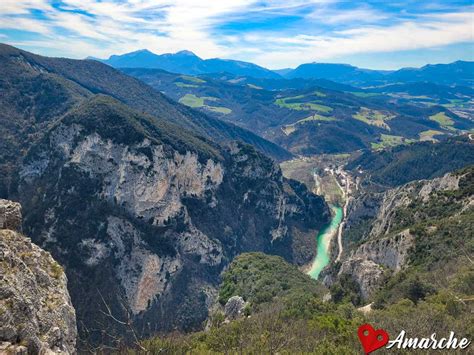 Vista panoramica della Gola del Furlo con il fiume Candigliano