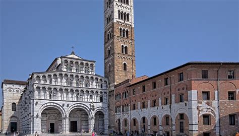 Facciata asimmetrica della Cattedrale di San Salvador con la torre campanaria
