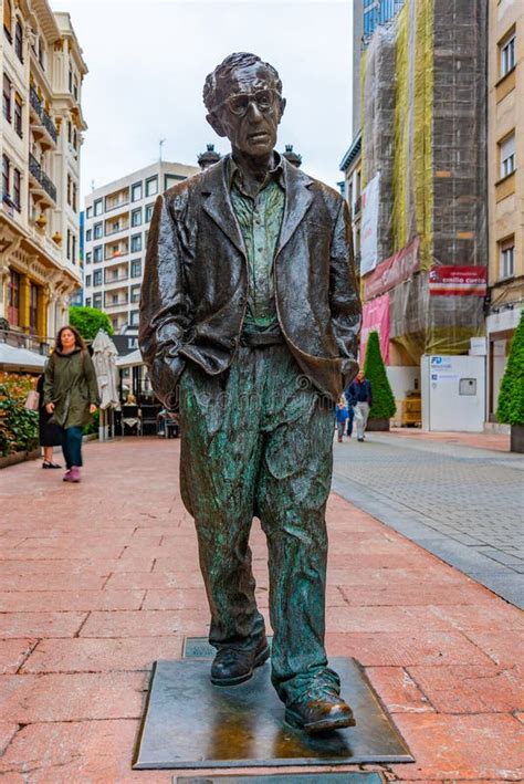Una delle statue sparse per Oviedo, ad esempio quella di Woody Allen