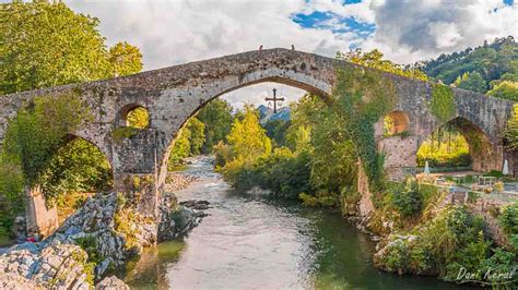 Vista del Dolmen e Cappella di Santa Cruz a Cangas de Onís