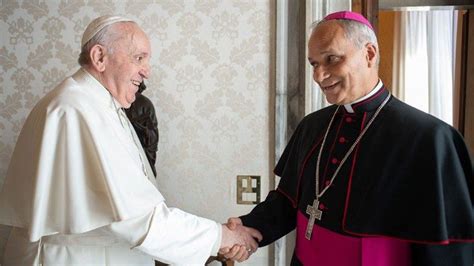 Foto di Papa Francesco con il Cardinale Angelo Amato durante l'udienza per l'approvazione dei decreti di canonizzazione