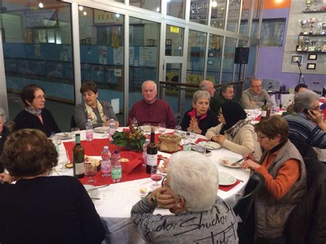 Incontro dei volontari della parrocchia durante un'attività di beneficenza