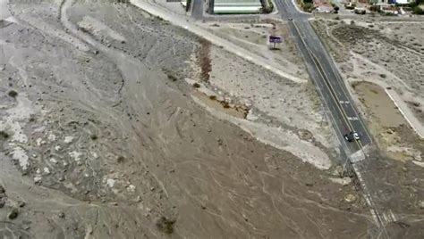 Uno screenshot di un video di drone mostra i danni causati dall'alluvione su Gene Autry Trail a Palm Springs, California.
