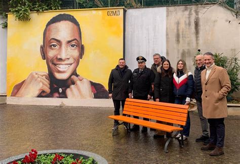 Foto del campo sportivo di Paliano durante il funerale di Willy Monteiro Duarte, con i presenti vestiti di bianco e le autorità
