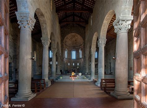 Dettaglio dell'abside della Pieve di Romena con bifore e trifore