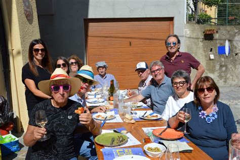Foto di un momento comunitario, come un pranzo per le famiglie o un'attività all'aperto