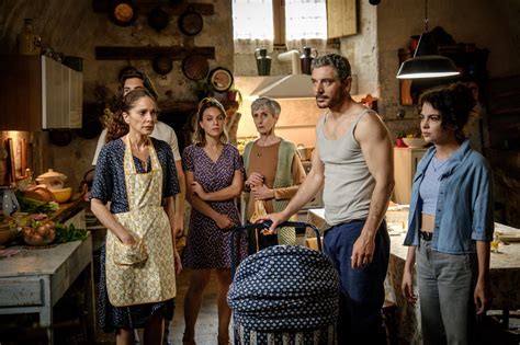 Una famiglia che lavora insieme alla ricerca genealogica, simbolizzando lo spirito di Elia che lega le generazioni.