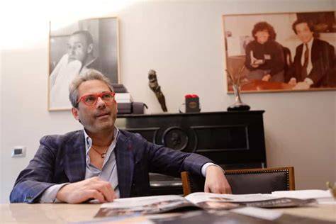 Ritratto di Gianluca Isaia nel suo atelier o in contesto aziendale