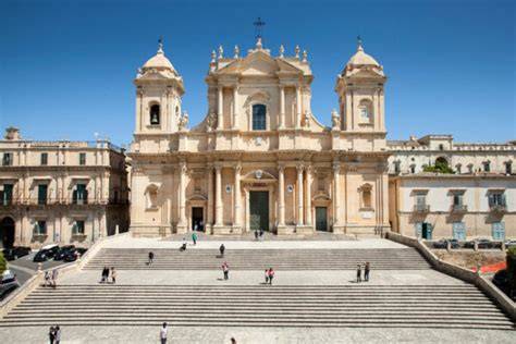 Cattedrale di Noto e scalinata, vista esterna