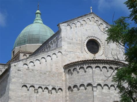 Foto della Veglia Pasquale nella Cattedrale di San Ciriaco con il rito del battesimo o il rinnovamento delle promesse
