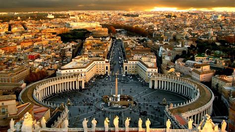 Foto aerea di Piazza San Pietro addobbata per la Domenica delle Palme con fedeli che portano rami d'ulivo