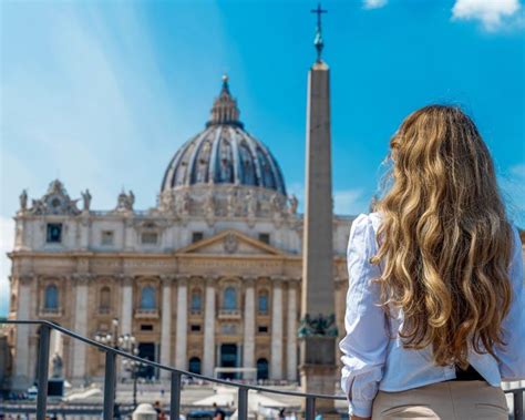 Infografica con icone che mostrano il codice di abbigliamento per i siti del Vaticano (spalle coperte, gonne/pantaloni al ginocchio)