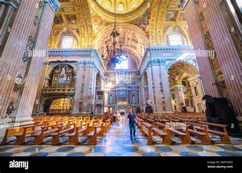 Interno della navata centrale della chiesa con la cupola