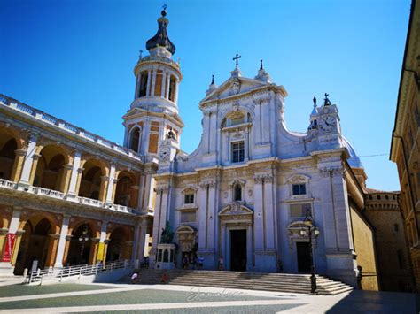 Vista esterna della Basilica della Santa Casa di Loreto con la sua cupola e il campanile