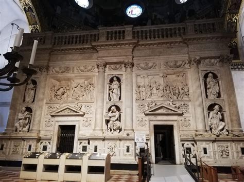 Dettaglio del rivestimento marmoreo della Santa Casa con sculture