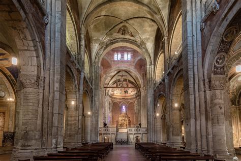 Foto dell'interno della Basilica di San Prisco, con enfasi sulle navate e gli stucchi