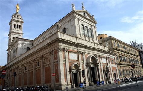Dettaglio della facciata della Basilica del Sacro Cuore Immacolato di Maria a Roma, con colonne e frontone