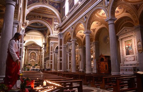 Interno della Basilica del Sacro Cuore Immacolato di Maria a Roma, con vista sull'altare maggiore e l'abside