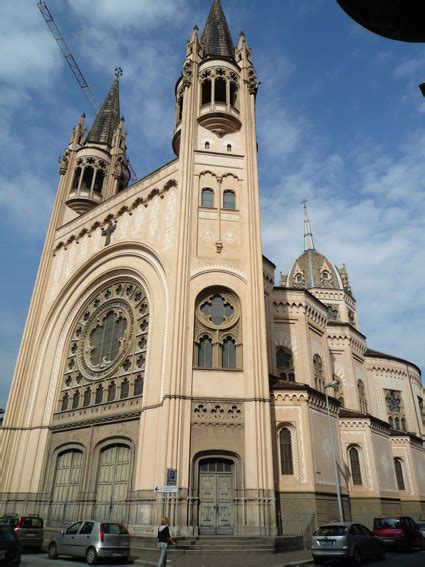 Facciata della Chiesa del Sacro Cuore di Maria a Torino, in stile neogotico