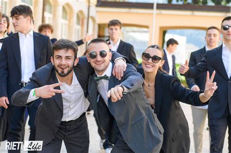 Studenti che festeggiano la fine degli esami di Maturità