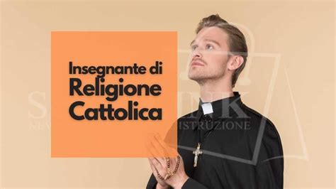 Insegnante di religione cattolica in classe con studenti