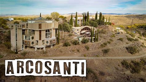 Panoramica degli edifici di Arcosanti, Arizona, che mostrano l'architettura arcologica